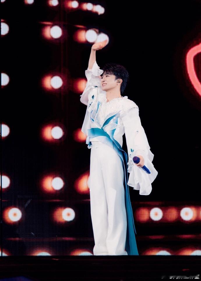 六公主在自己家看周深了六公主这次真是大手笔！直接把周深请到自家活动，三首歌曲轮