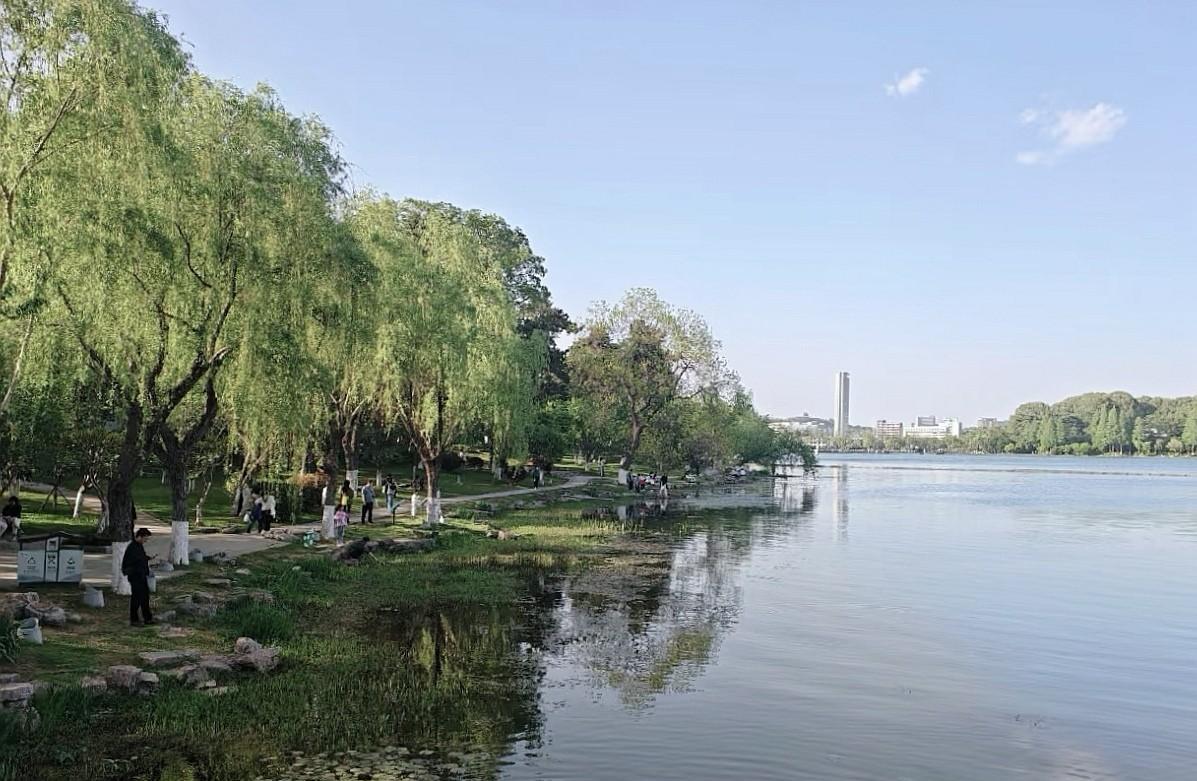 南京人去杭州旅游，到了西湖就会郁闷，为什么差不多的景色，个个都夸西湖美？为什么差
