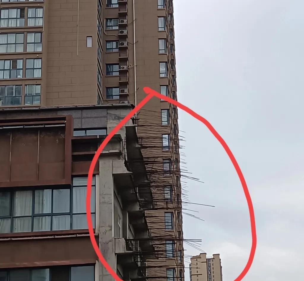 这个建筑算是怎么回事，你说烂尾吧，也不算，旁边的都盖了，你说不是烂尾吧，又看着不