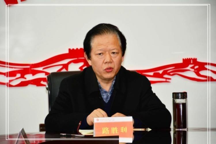设想一下，一个21岁的年轻人，刚刚大学本科毕业就站上三尺讲台教语文。换作现在，很