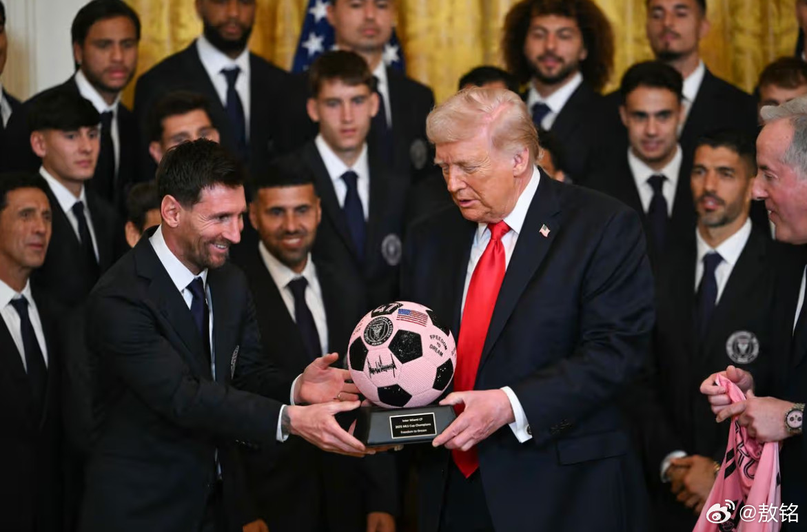 迈阿密国际安排球队去总统办公室的时机不太好。梅西站在特朗普身后，特朗普在那儿夸夸