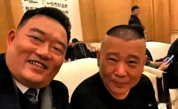 鼓曲社直播刚破800万纪录，庆功宴还没摆。郑好对着镜头公开质疑郭德纲：“这么搞