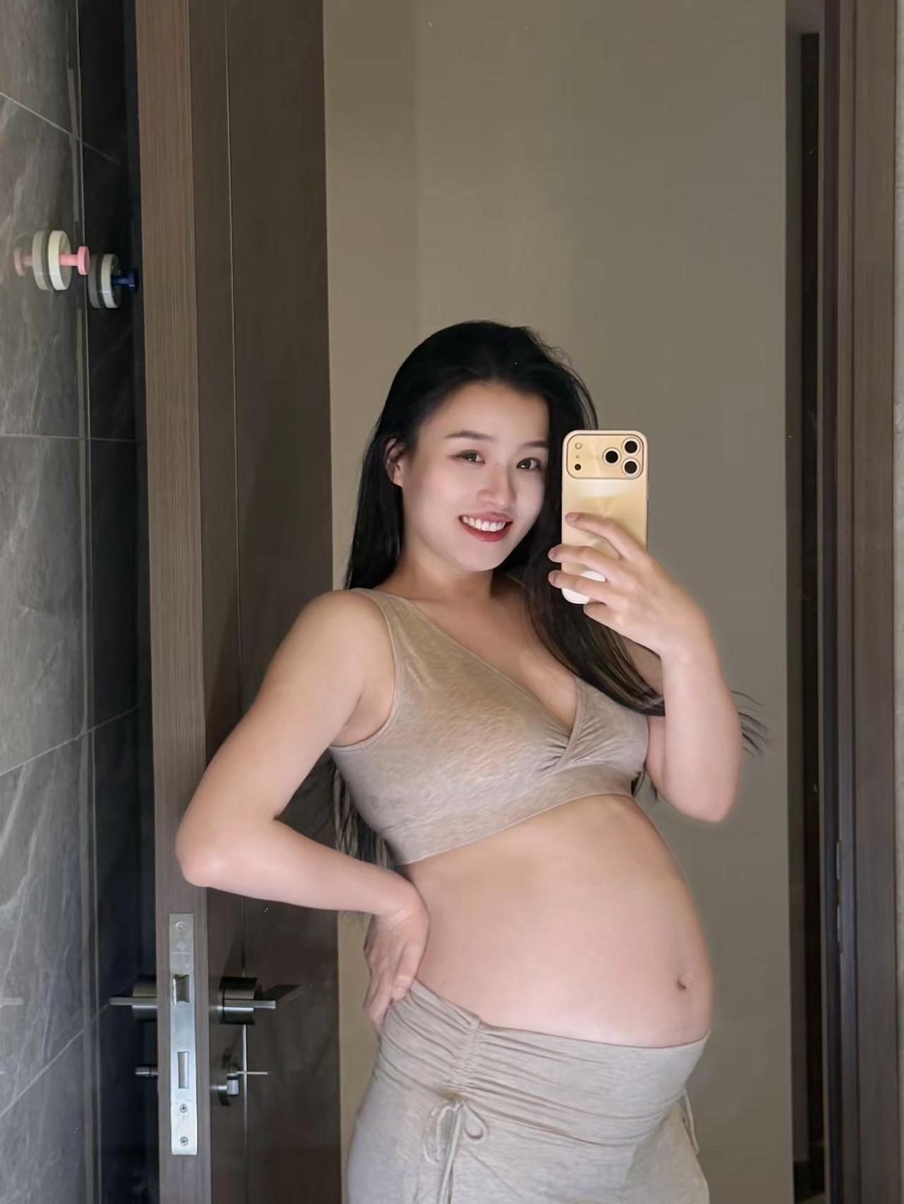 没什么好释怀的了因为姐已经显怀了。孕期ootd孕期对镜拍记录孕期变化记录