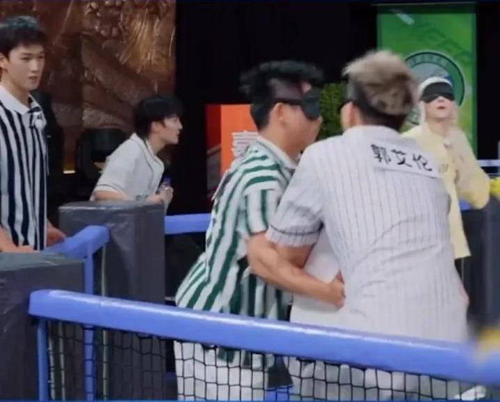 估计郭艾伦都没想到上个跑男撕个名牌整这么大强度，游戏最后郭艾伦、郑凯和宋雨琦撕名