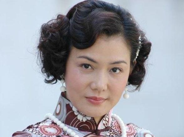 著名女星因劳累过度而去世, 年仅50岁, 一生未婚未育!