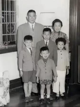 施南生原生家庭的全家福真的让人羡慕，家里的四位男士，都是那种大耳朵的人，出席施南