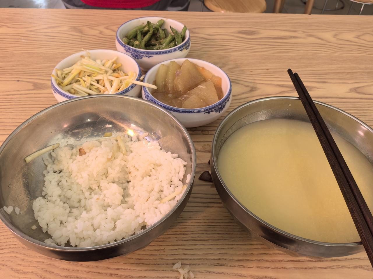 再不做饭！11元三个菜，米，汤随便吃！今天中午因停水到楼下一个小碗菜吃饭！点了韭