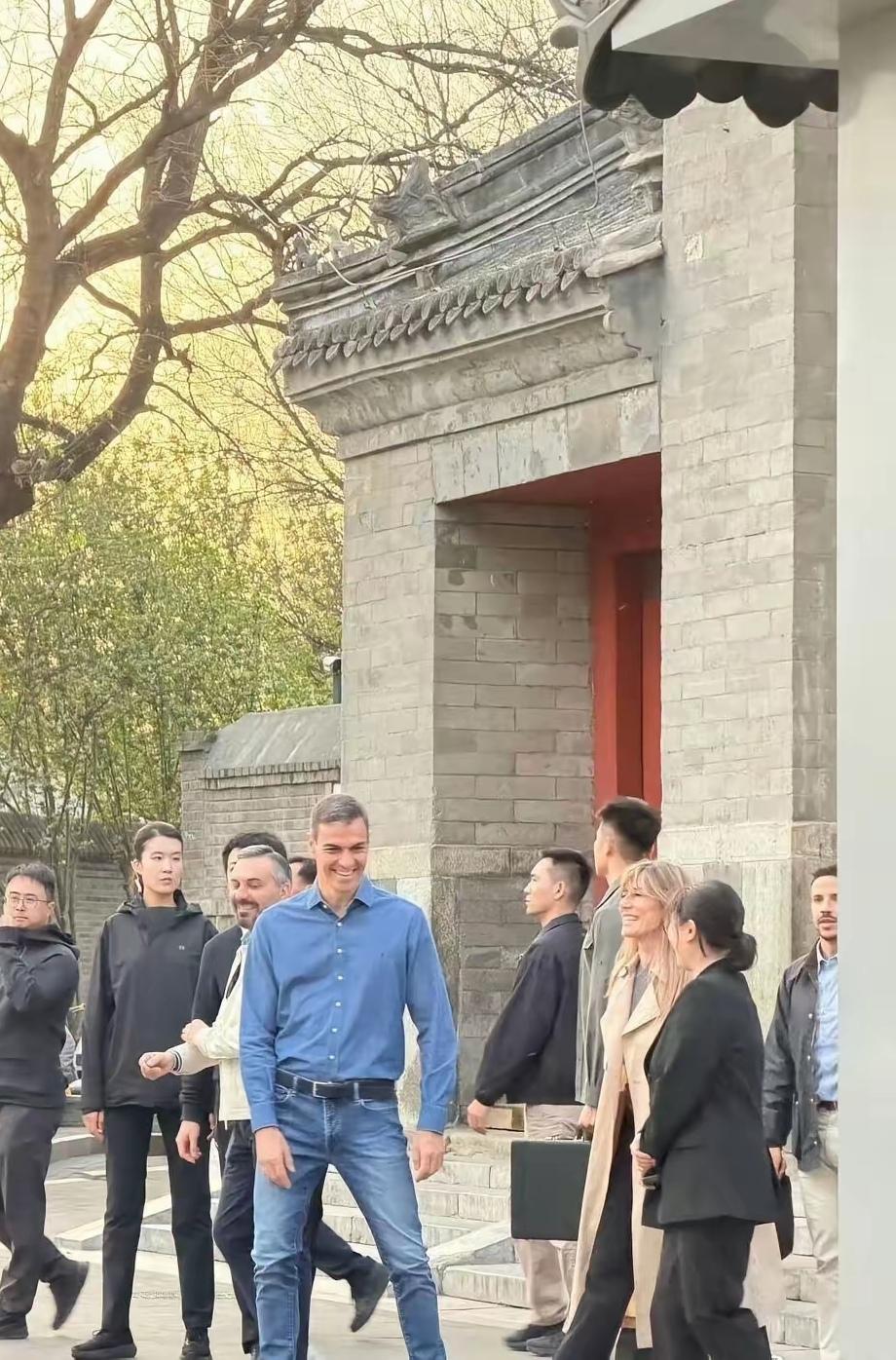 看起来，西班牙首相桑切斯在中国过的很轻松。穿上牛仔裤，逛逛北京城。还在夫人面前秀