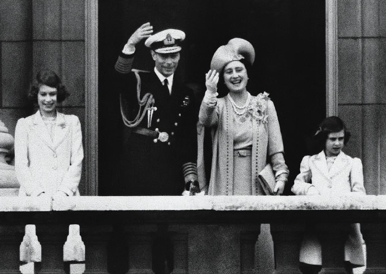 1937年，乔治六世一家站在白金汉宫阳台上笑着和民众们挥手致意！那时候的伊丽莎