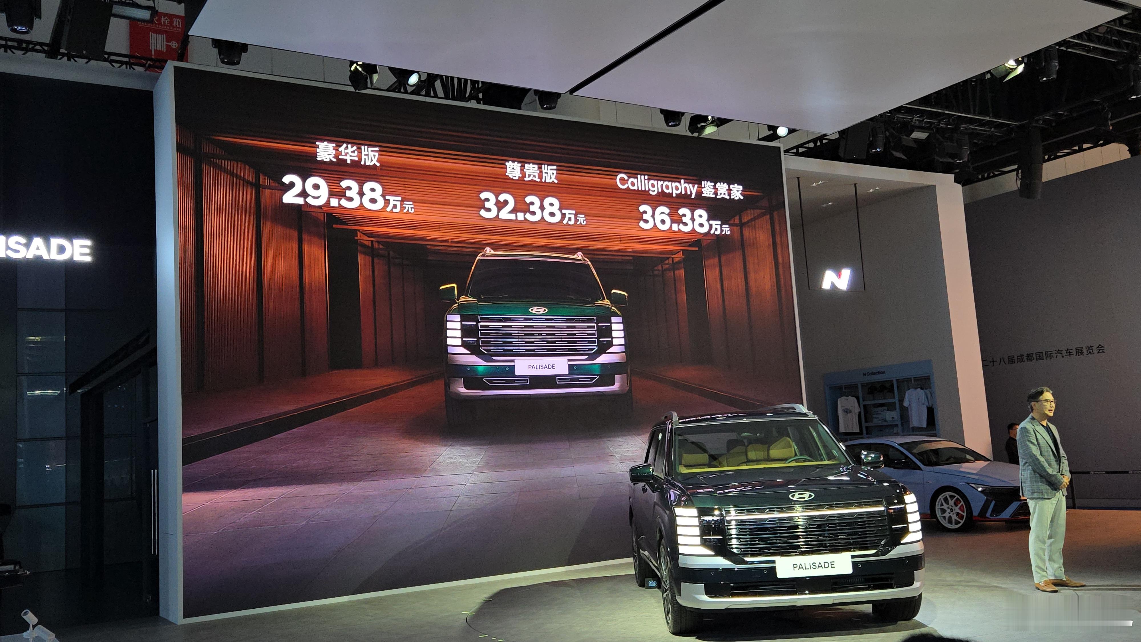 来了台油车，不是3.5LV6了，变成2.5T油混，加长到5米7座，这个内饰相当