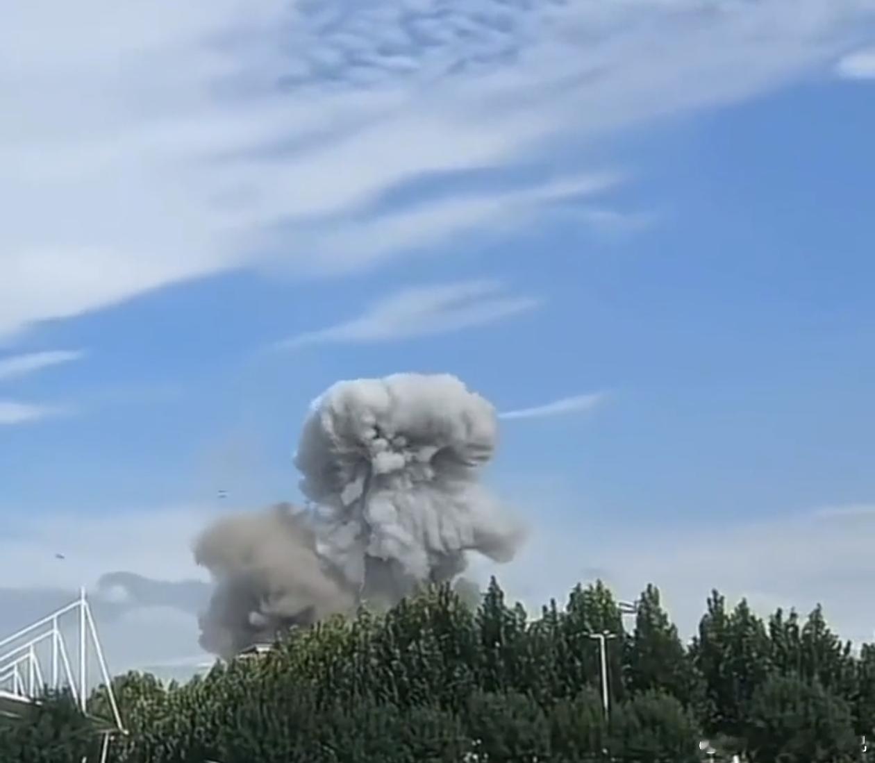 临沂爆炸涉非法储存炸药这炸弹也太离谱了吧？这是炸鱼的？是存了多少呀都给炸出小蘑菇