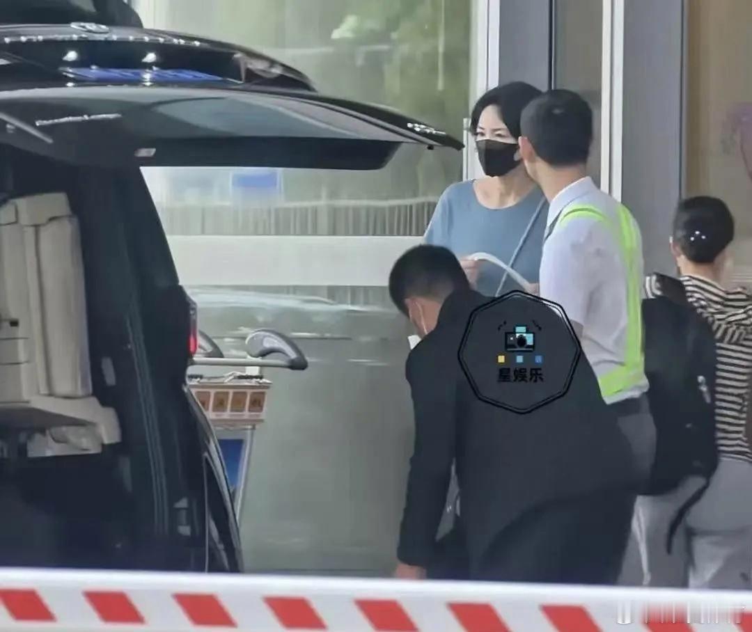 王菲还是为自己种的苦果买了单！放下了身段飞去云南找女儿李嫣，亲自接她回北京，却在