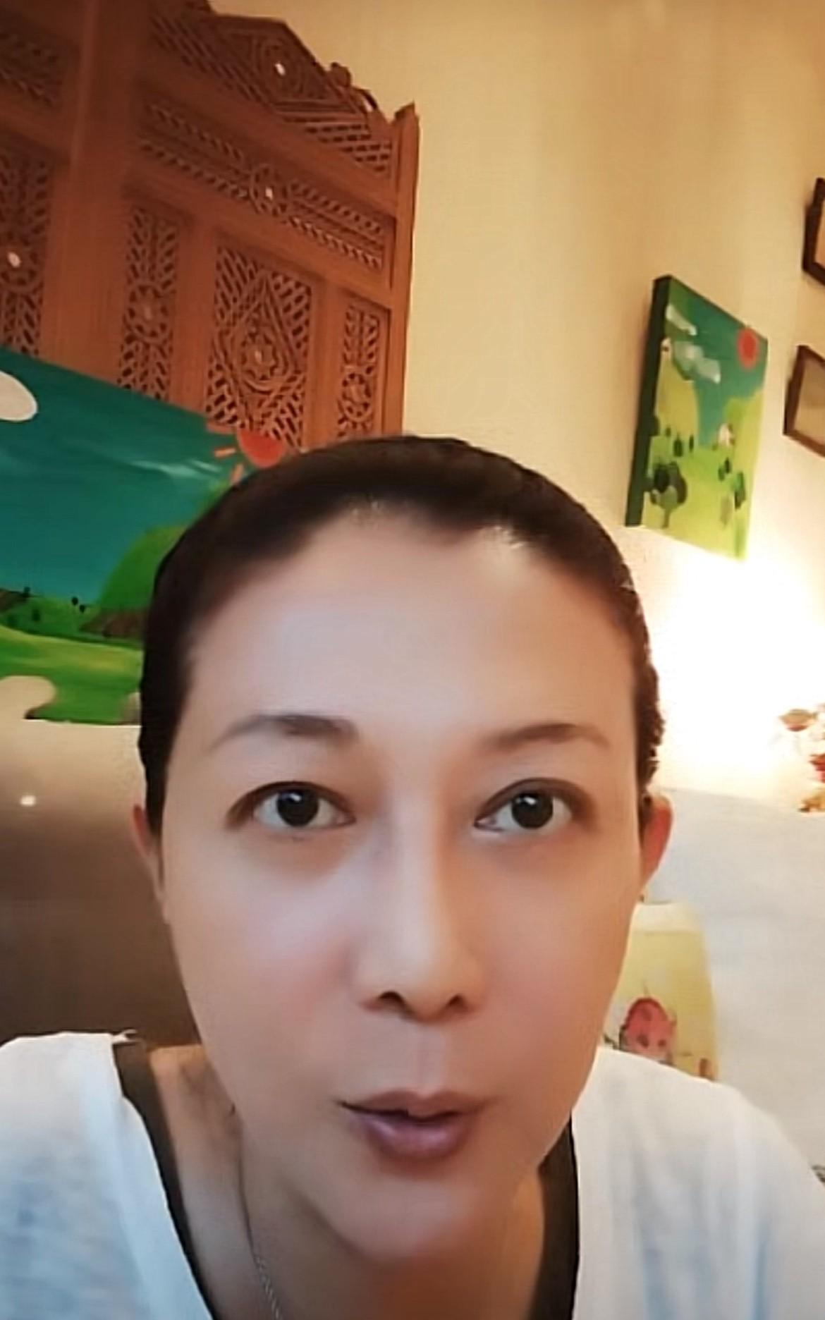 8月23日，香港演员吴绮莉出现在直播间，当网友发现吴绮莉嘴唇有点紫色，吴绮莉说：