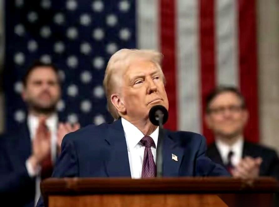 你说逗不逗，特朗普和普京那边的人，坐下来给乌克兰“安排”了一份和平协议。最骚的