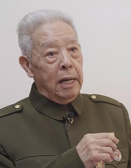 胡明，1931年10月出生，他是抗美援朝老战士，摄影师，前中国新闻摄影学会的执行