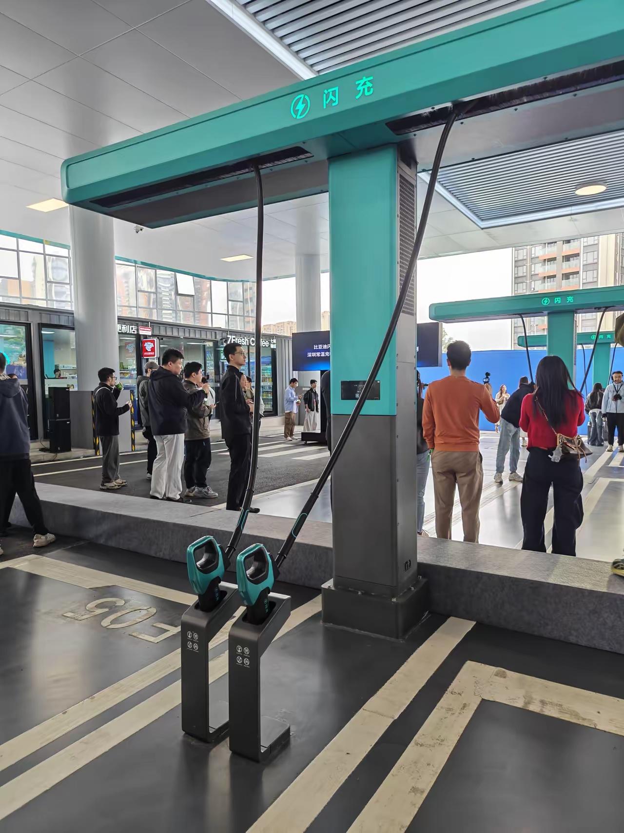 直到看了深圳比亚迪的快充站，我对油车的看法彻底颠覆了。简直是不可思议，从充电