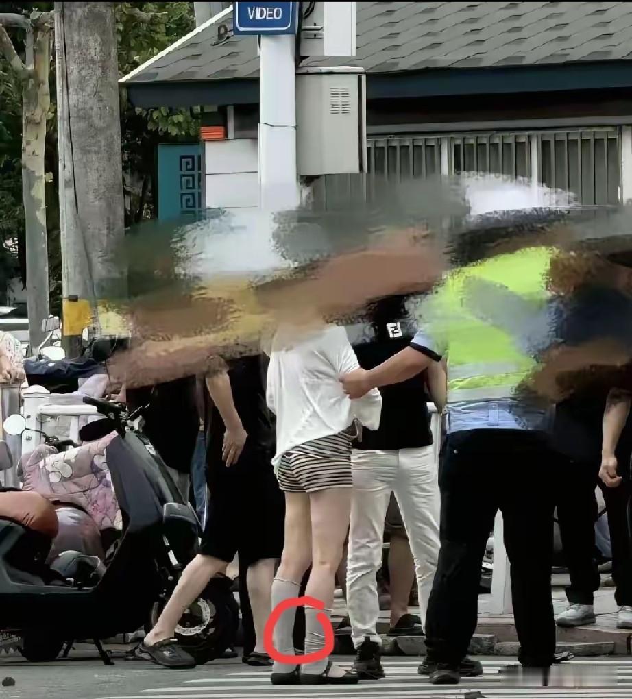 终于搞懂广德这起车祸了！那位女司机撞人后全程不慌不忙，还冷静像冷血，竟然是保险买