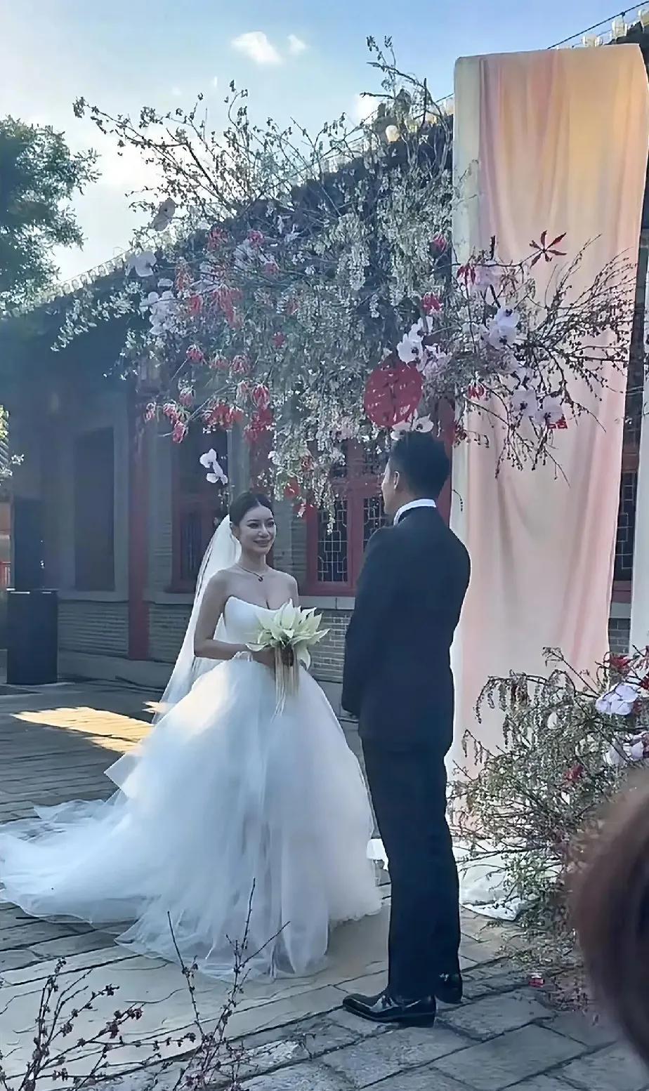 婚礼现场，主持人最后问马淑梅：“你愿意吗？”，她说“我愿意”。此刻，汪小菲突