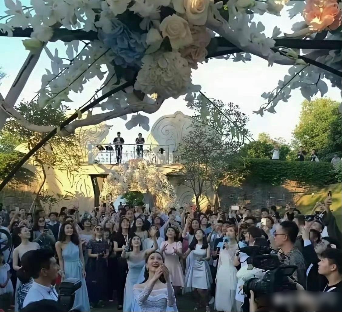 这是刘诗诗在巴厘岛结婚的现场图，毫无任何修图，这颜值这气质这仪态简直也太优秀了。