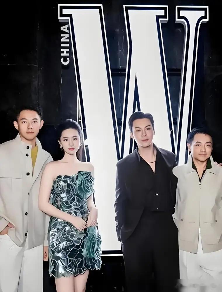 陈伟霆微微欠身，主动伸出手去问候刘亦菲，结果刘亦菲根本不按套路出牌。她没有礼节