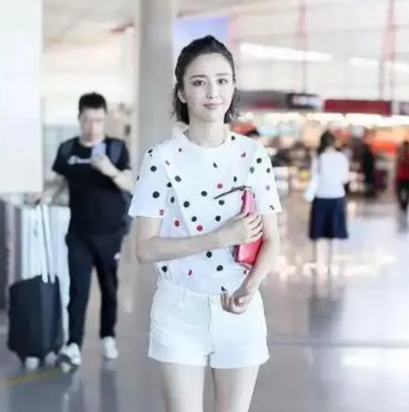 佟丽娅离婚后状态逆袭，愈发显年轻啦！波点T恤搭配短裤与小白鞋，简约穿搭时髦又减龄