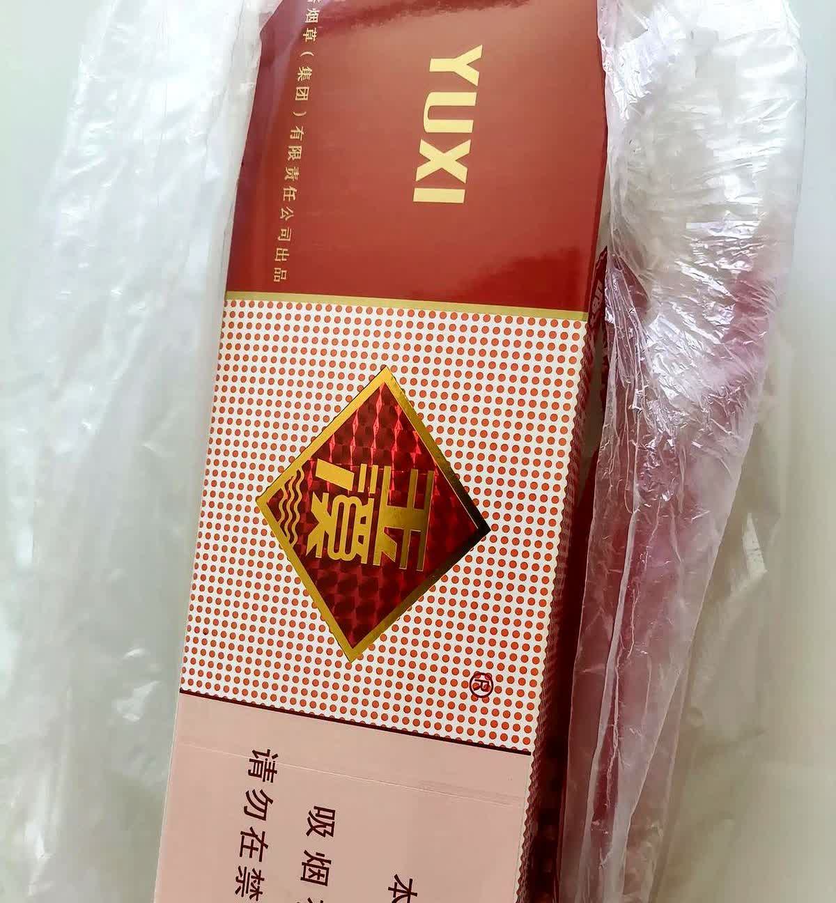 乡镇小超市的货架前，一位穿着褪色工装裤的中年男子反复核对着收银小票。他攥