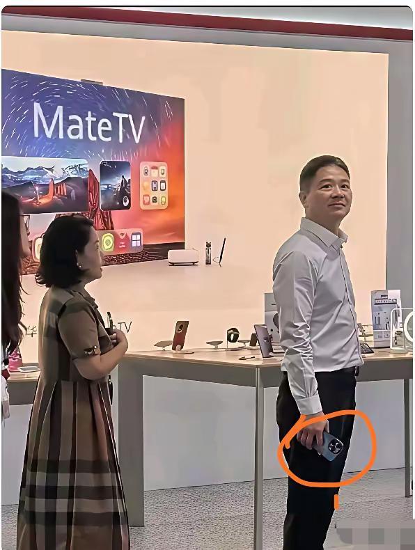 东哥，不装，不端！！无论什么场合，都是这个手机～本来都不掩饰自己，不像有些大