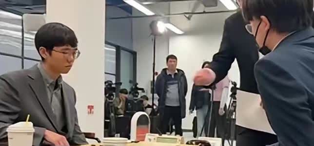 昨晚，韩国棋院官网骤然撤下LG杯所有资料，“卞相壹”三个字被一键抹去。既无声明，