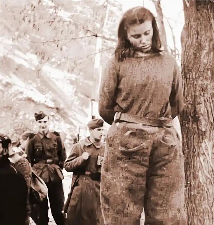 17岁的南斯拉夫游击队员莱帕拉蒂奇站在板凳上，绳子还没收紧，他在看脚下的木板。