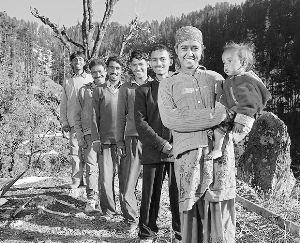 印度“一妻多夫”该如何生活？妻子苦不堪言：晚上和五兄弟在一起，一点都不幸福。一