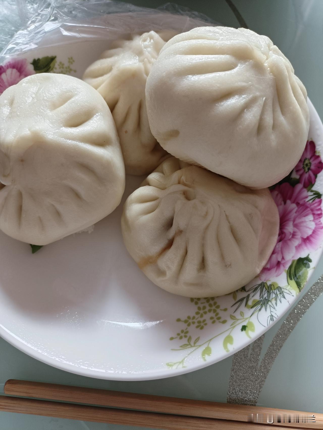 今天中午没做饭，我上午去市里开中药，中午在市里吃饭，也懒得做饭。中午11点多