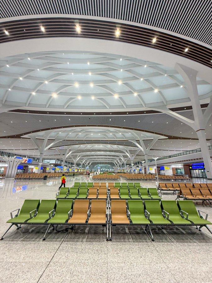 这个老外拍的图很漂亮啊，暖色调。　　老外：我们从世界上最大的火车站乘坐了第一列