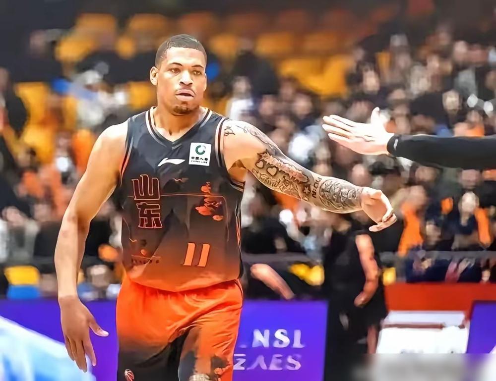 山东这外援眼光，真该去挂个眼科了。鲍威尔刚走，违约金还没凉透。新来的约翰逊，