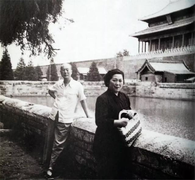 1935年，一妓女恳求37岁张伯驹：“带我走吧！我还是清白之身！”张伯驹递给老鸨