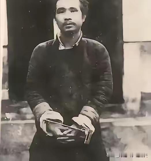 1935年，四川达州，这是一张看哭无数人的烈士遗照，镜头中的他被铐着双手，拍完这