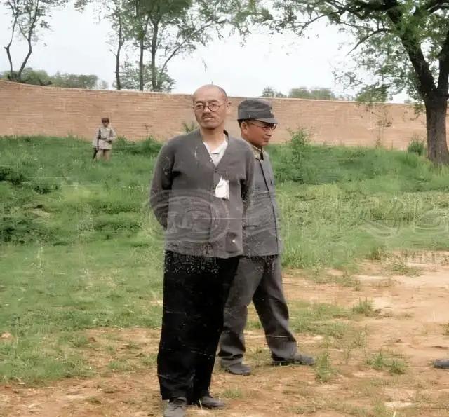 1946年，南京雨花台，即将被处决的日军少将酒井隆，镜头里还挺着腰杆摆出趾高气昂