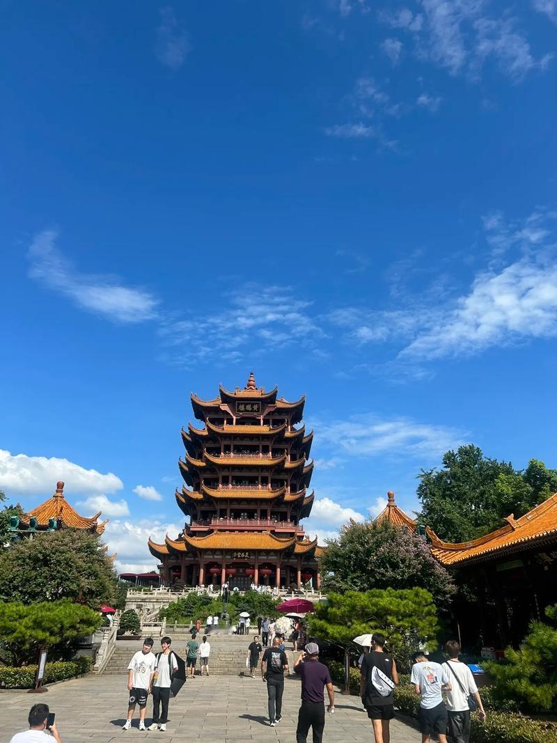 2025年武汉经济真的是一路狂飙！这一年“十四五”收官，“十五五”待启，武汉经济