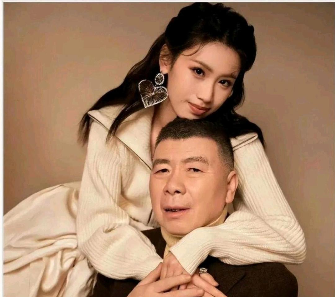 冯小刚洛杉矶机场送徐朵返校，贴脸蹭一下，随口喊声“宝儿”。部分人炸了——"养