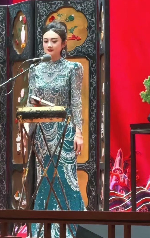 德云社张婉怡简直是另一个赵丽颖，眉眼唇角宛如复制粘贴，然而知名度却相差甚远。