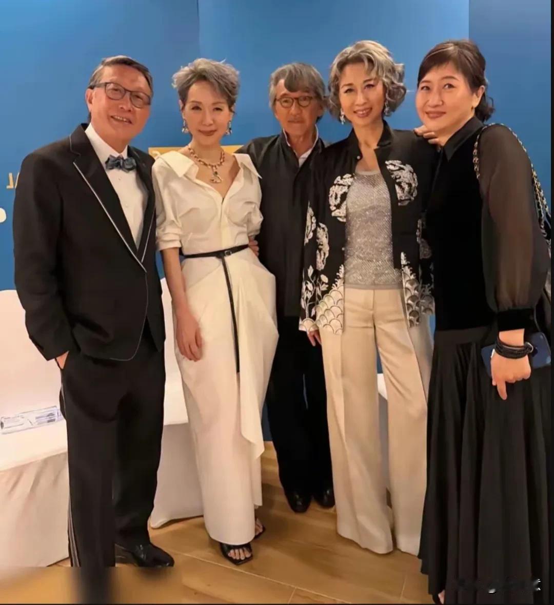 这照片里三位优雅女士，只看笑容，你认为谁最好相处[？？？]
