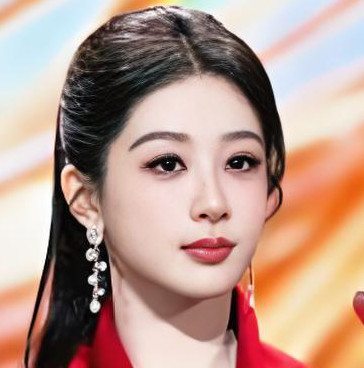 金鹰节红毯杨紫被衣服坑惨了，蒋欣瘦脱相，反而48年的秦海璐赢麻了，一袭简约礼服杀疯了金鹰节提名晚宴，