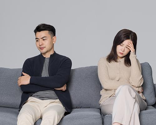 贵州遵义，女子发现丈夫和其单位女同事长期保持不正当关系，气炸了，和丈夫大吵一架，
