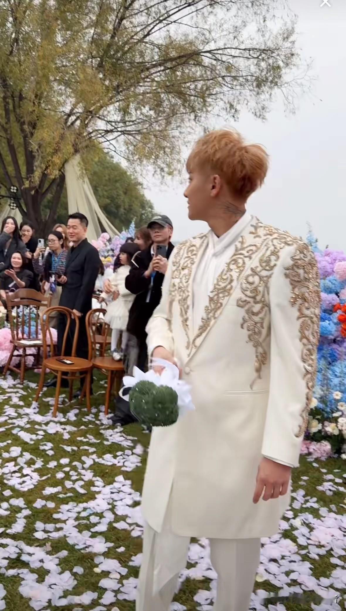 黄子韬的手捧花居然给了姜潮，真是好兄弟，姜潮带着麦迪娜参加黄子韬婚礼，麦迪娜肯定