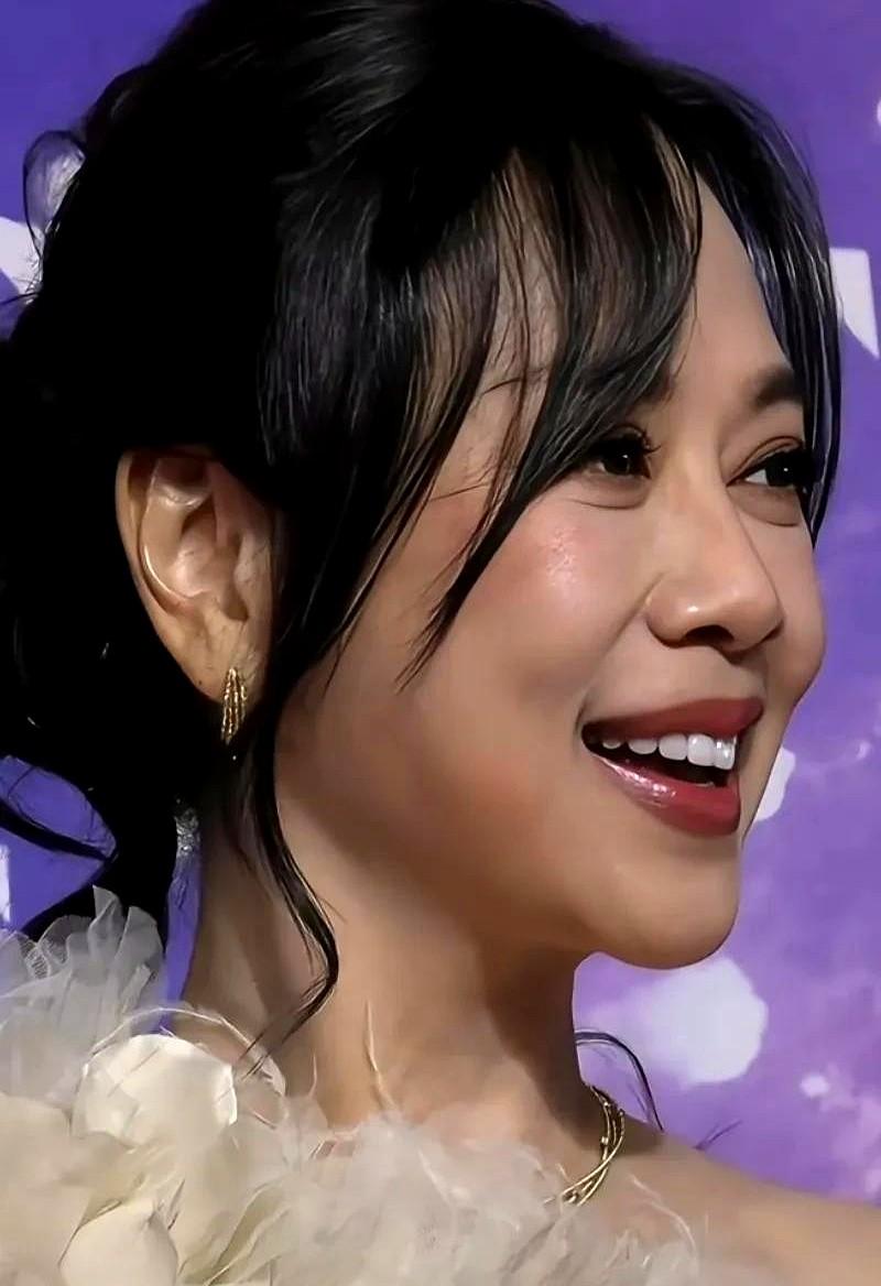 55岁的陈松龄，脸上真有了点东西。最近她出席活动，镜头怼得挺近，眼角的细纹确