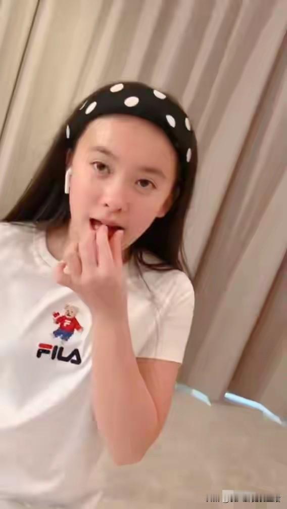 刘涛的女儿都该上大学了。小姑娘国际学校上学多才多艺，曾经在妈妈的作品当中客串过