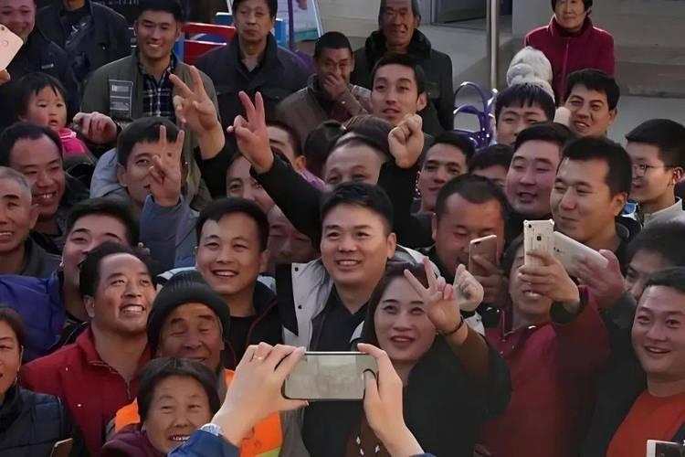 宿迁光明村村委会大喇叭循环喊话，通知乡亲1月29日上午10点领年货，提醒备好三轮