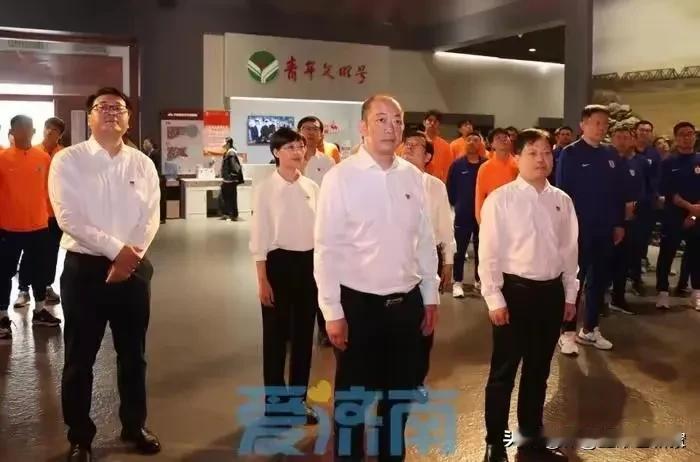 发布会上老崔都说了，俱乐部的问题没法说！看来泰山队离解散不远了！老崔不止一次