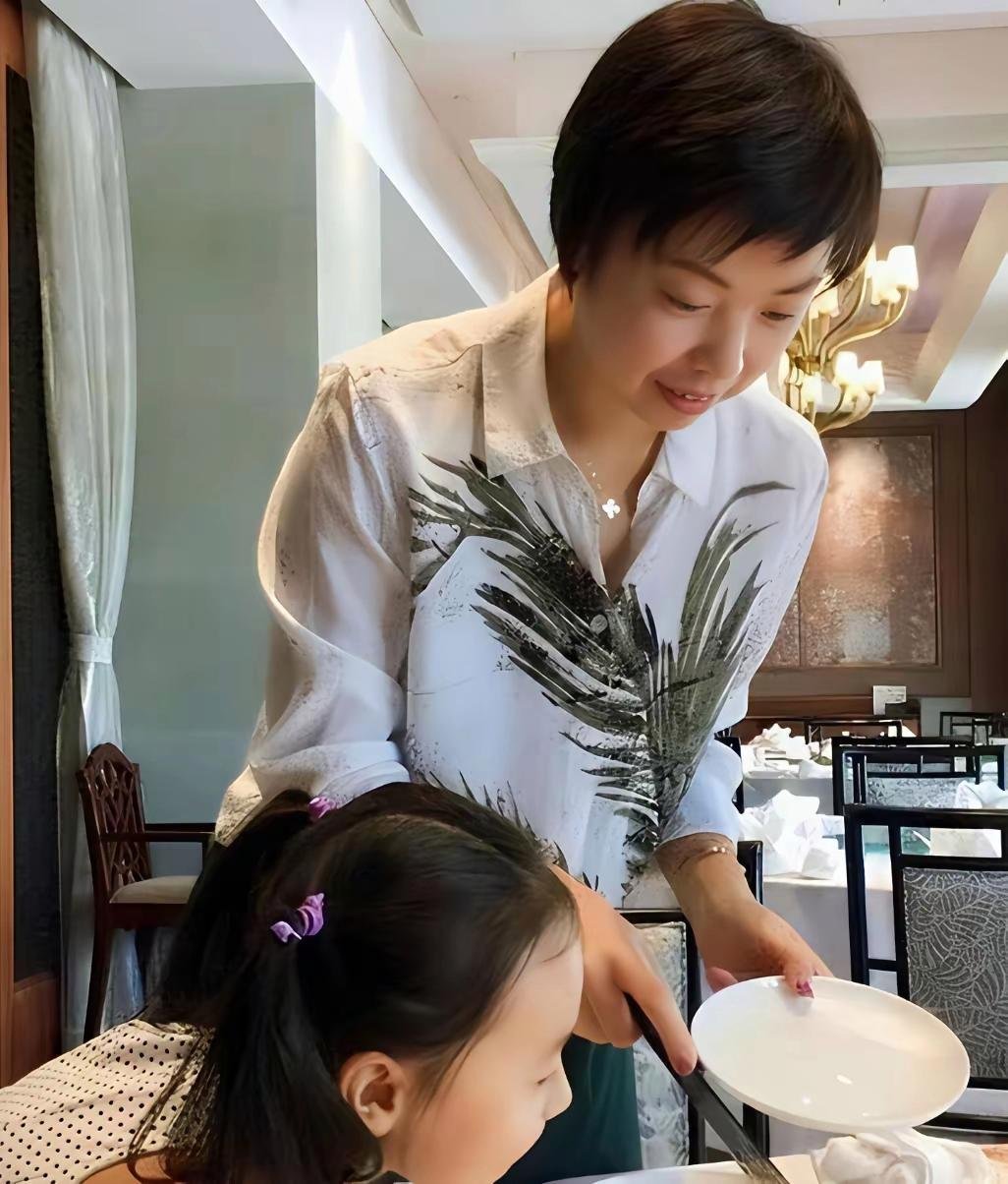 基因太强大！大魔王张怡宁也搞不定？13岁女儿活成全家骄傲！13岁的徐俏俏最近火了