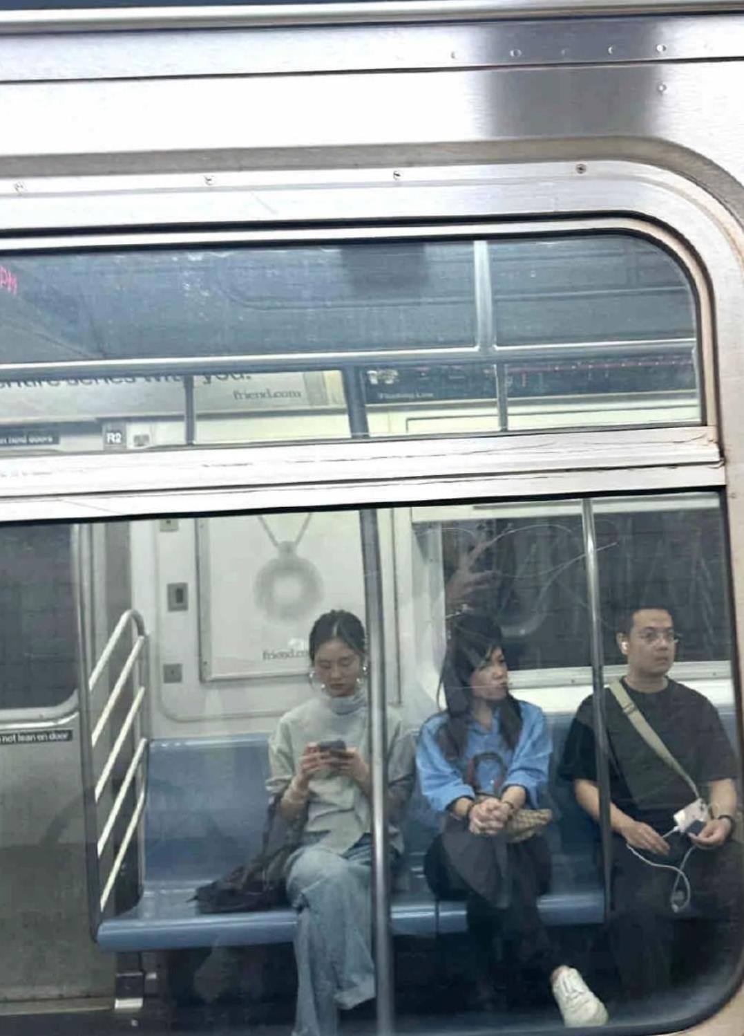 网友美国纽约偶遇黄磊女儿黄多多。看照片，应该是黄多多自己在乘坐地铁，身边也没看