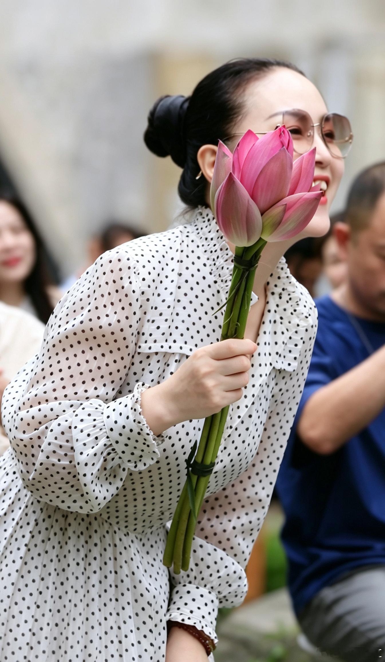 人面荷花相映红​​​